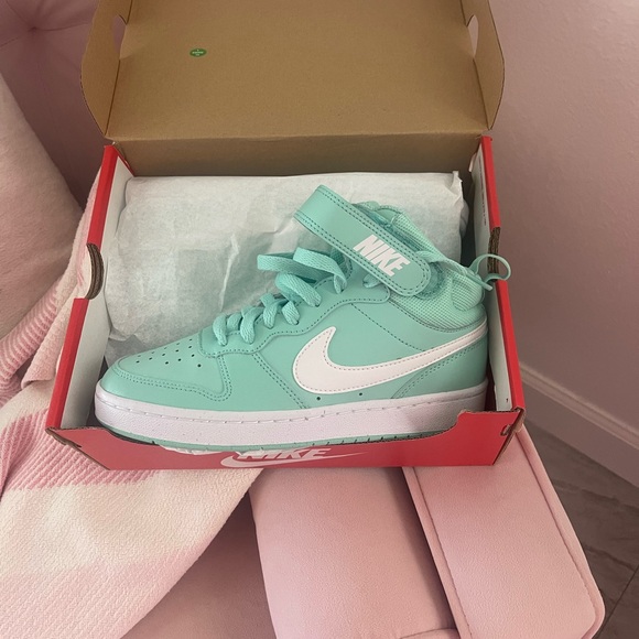 Kids Nike NIB court borough mid 2
Size 4.5 - Picture 2 of 6